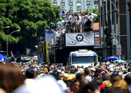 Bola Preta e Banda de Ipanema levam milhões de foliões às ruas do Rio