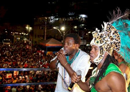 Araketu desfila em Salvador com novo vocalista e convidados especiais