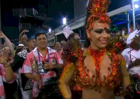 Na ''seca'', Vivi Araújo nega influência de sexo em samba