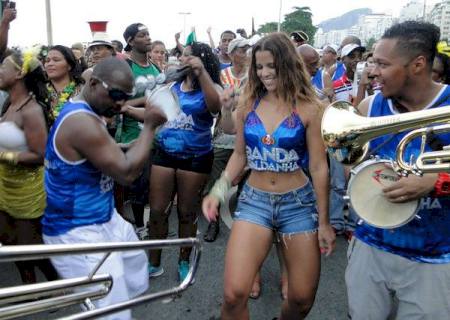 Renata Santos exibe cinturinha de 64 cm em desfile de bloco no Rio