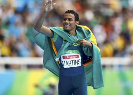 Daniel Martins voa nos 400 m, leva ouro e quebra recordes