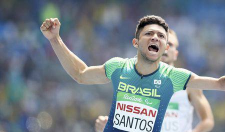 Brasileiro quebra recorde mundial e ganha ouro na final dos 100 metros rasos