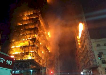 Prédio de 24 andares desaba em incêndio no Centro de SP