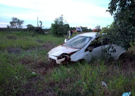 Eixo se rompe e carro capota entre Santa Rita do Pardo e Bataguassu