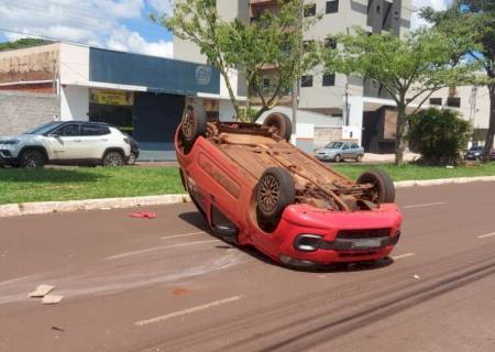 Veículo capota após colisão no centro de Dourados