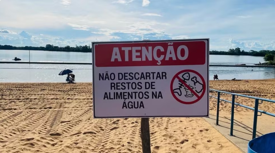 Prefeitura instalou placas com orientações aos banhistas no Balneário Municipal - Foto: Prefeitura de Rosana